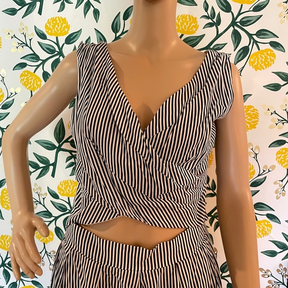 Doe & Rae Dresses & Skirts - Navy/white striped boutique dress.CrissCross bodice w/ peekaboo detail & pockets